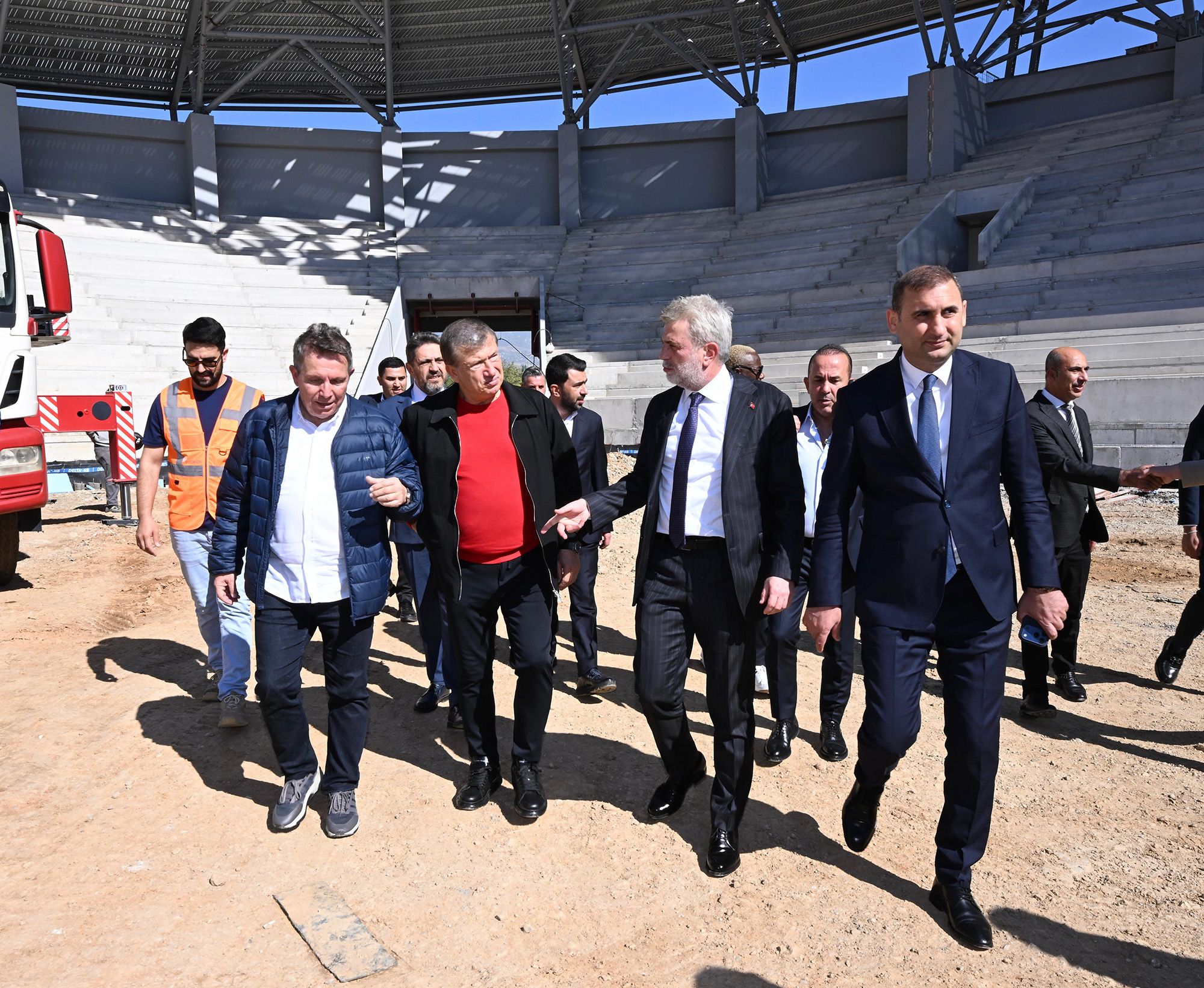 Kahramanmaraş Stadyumu’na Türk Futbolunun Efsanelerinden Tam Not (1)