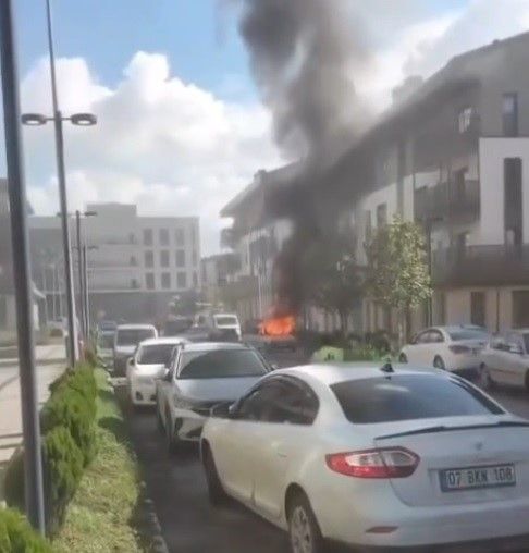 Park Halindeki Otomobil Alev Alev Yandı! (2)