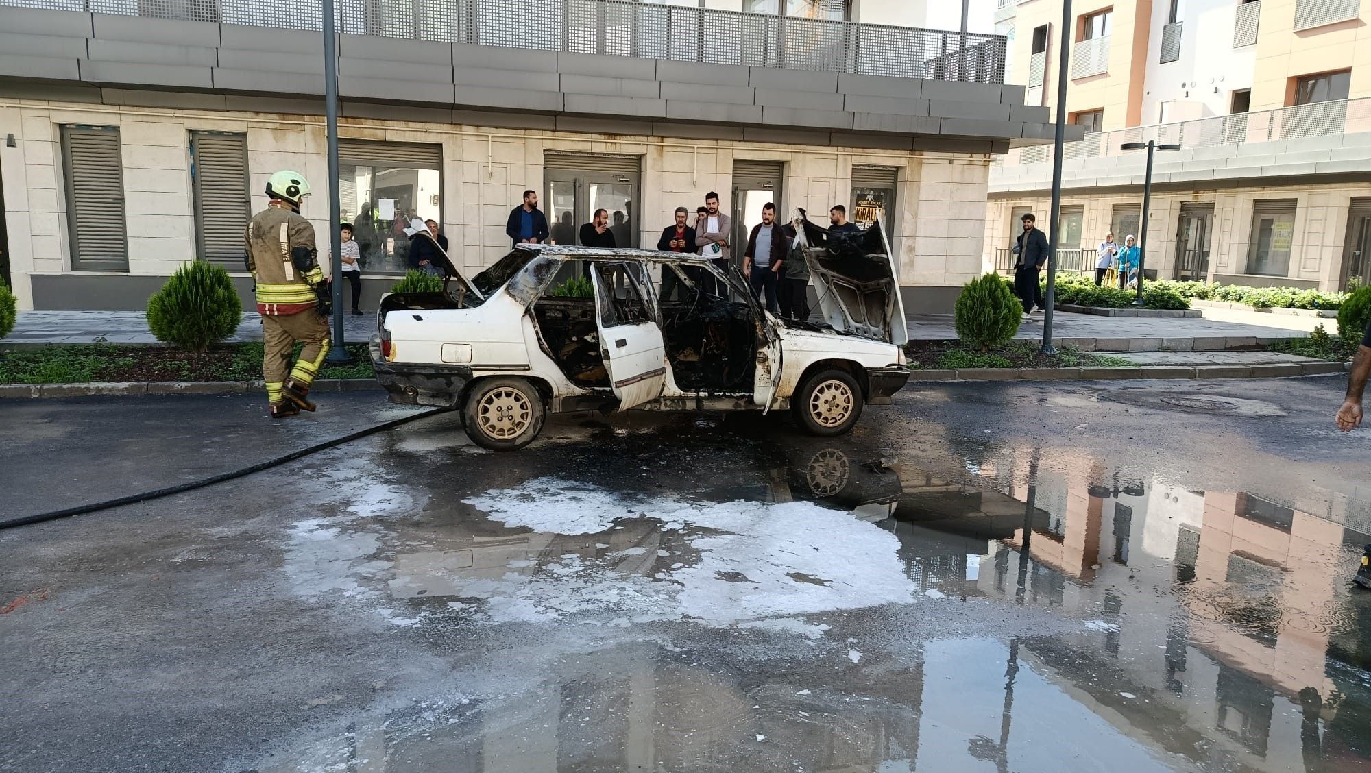 Park Halindeki Otomobil Alev Alev Yandı! (3)