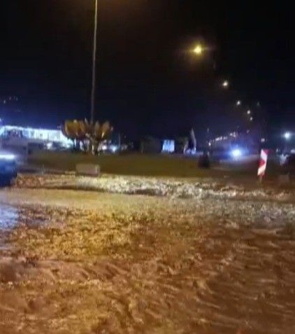 Sağanak Bazı Yolları Göle Çevirdi (2)