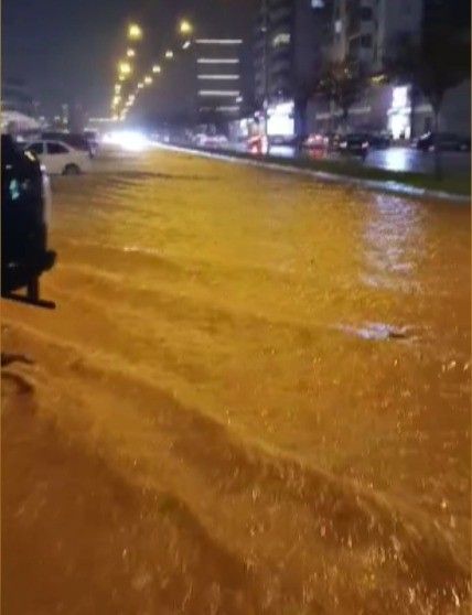 Sağanak Bazı Yolları Göle Çevirdi (3)
