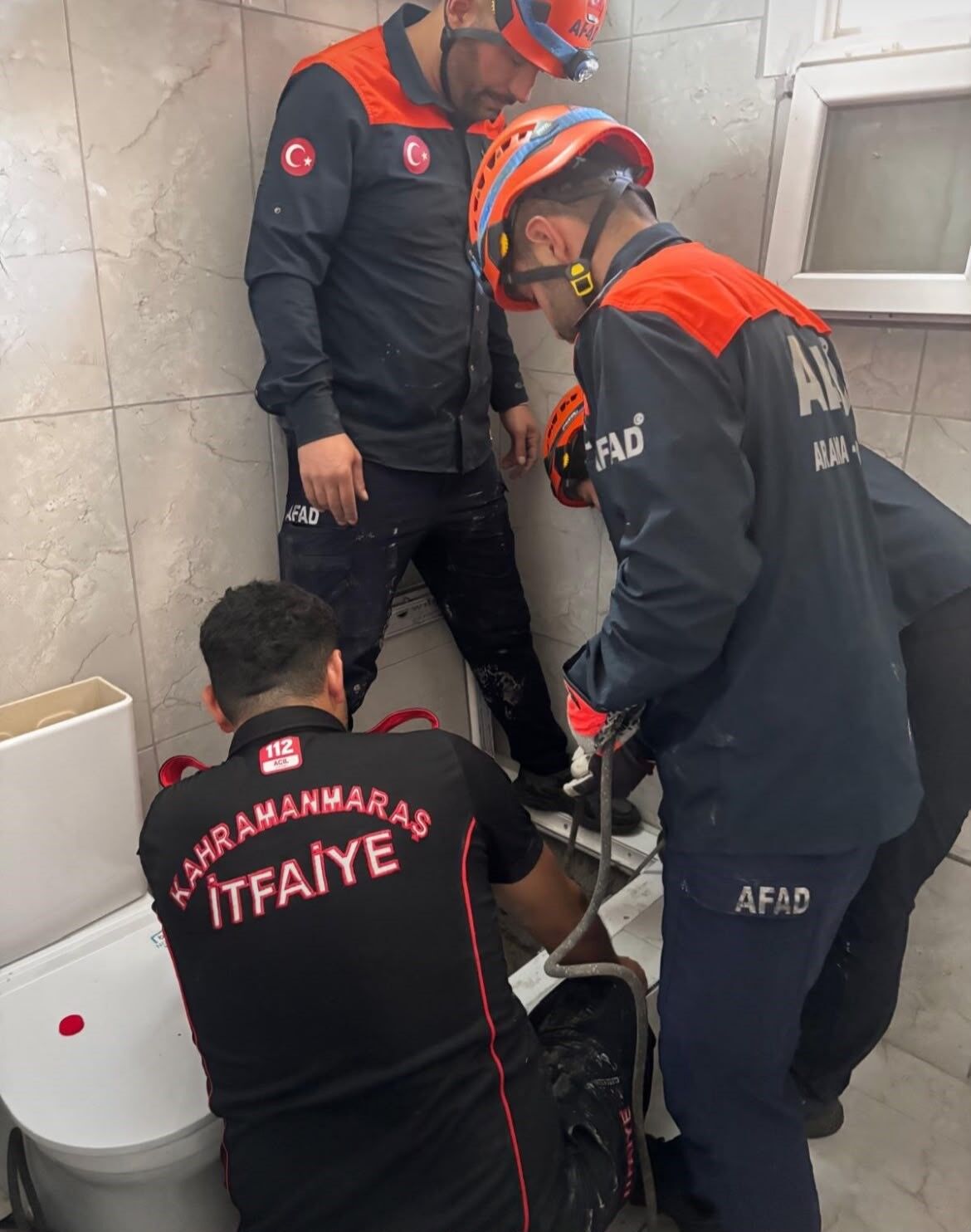 Su Kuyusuna Düşen 2 Kişi Kurtarıldı (1)