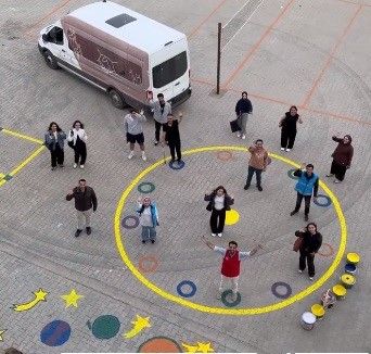 Üniversiteli Gençlerden İlkokulda Renkli Boyama Etkinliği (1)