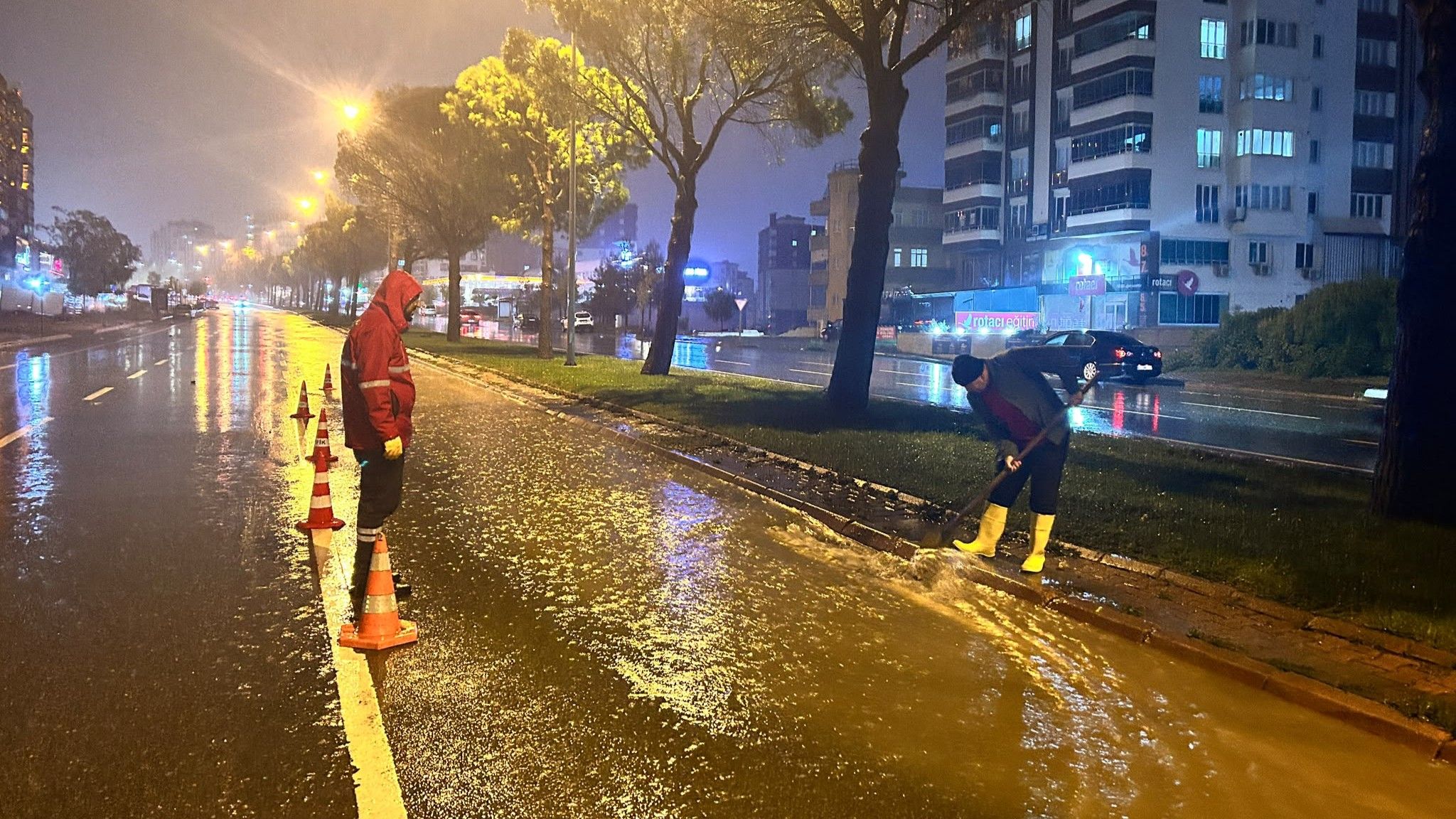 Büyükşehir’den Tüm Birimleriyle Şiddetli Yağışa Karşı Seferberlik-1