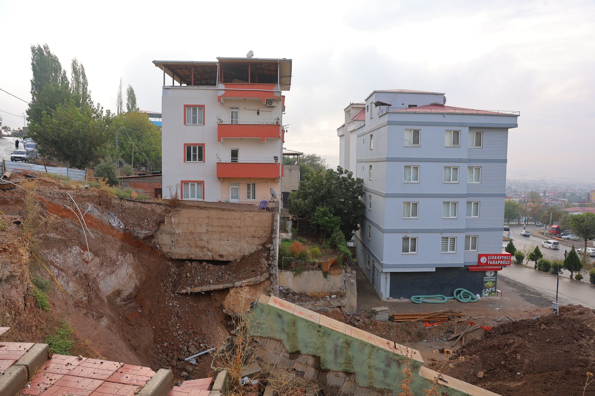Yol Çöktü, 2 Bina Boşaltıldı! Vatandaşlar 36 Gündür Çözüm Bekliyor (1)