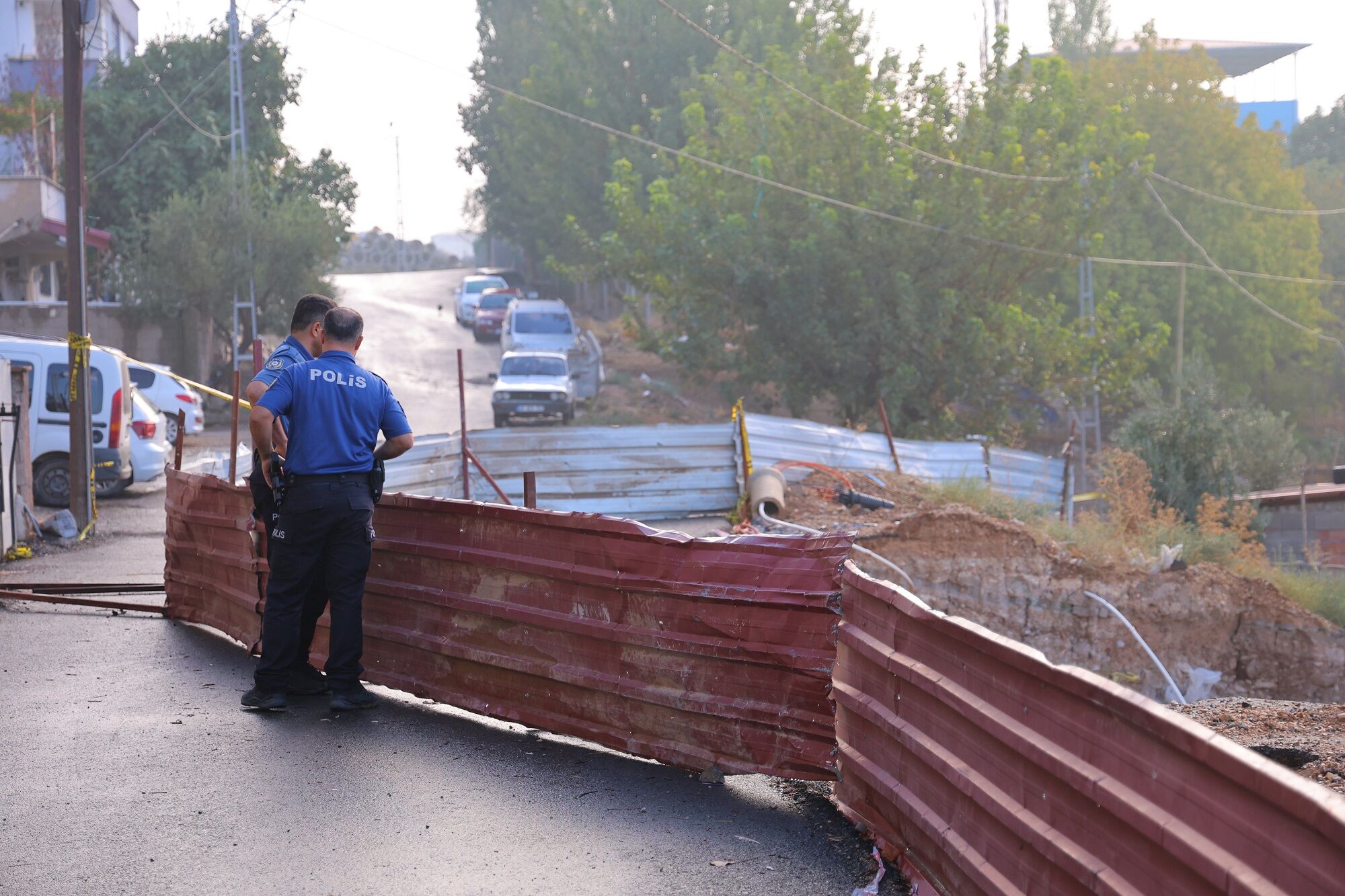 Yol Çöktü, 2 Bina Boşaltıldı! Vatandaşlar 36 Gündür Çözüm Bekliyor (2)