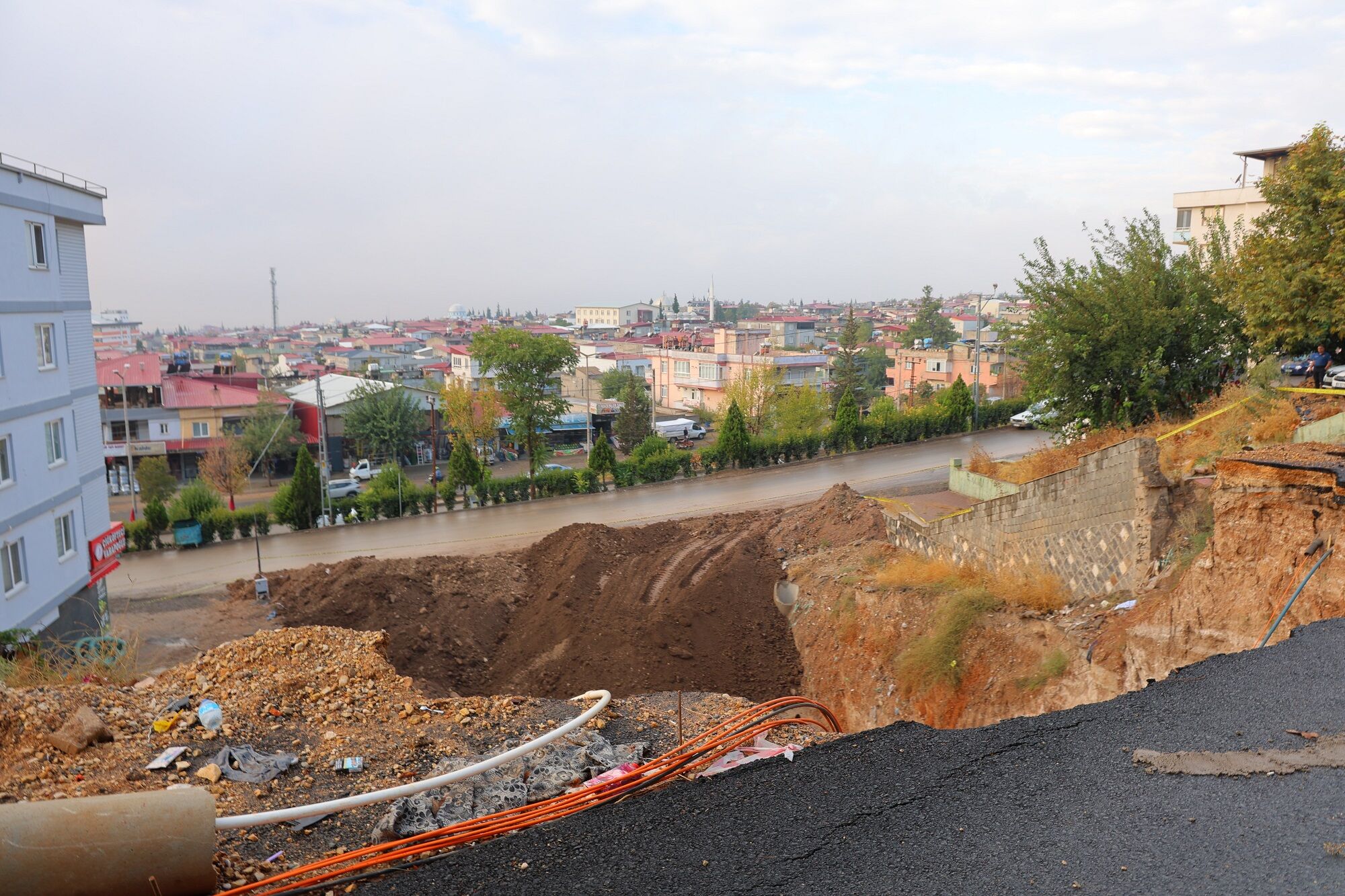 Yol Çöktü, 2 Bina Boşaltıldı! Vatandaşlar 36 Gündür Çözüm Bekliyor (5)