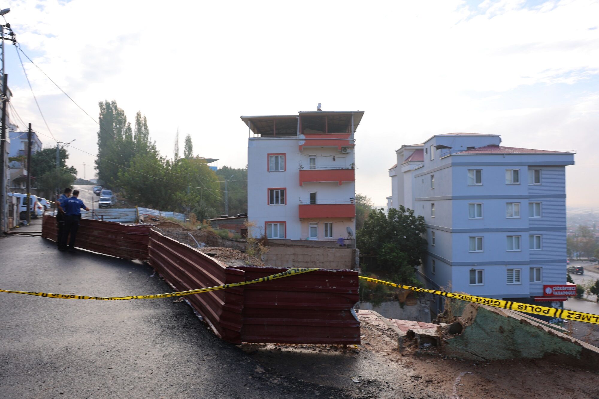 Yol Çöktü, 2 Bina Boşaltıldı! Vatandaşlar 36 Gündür Çözüm Bekliyor (6)