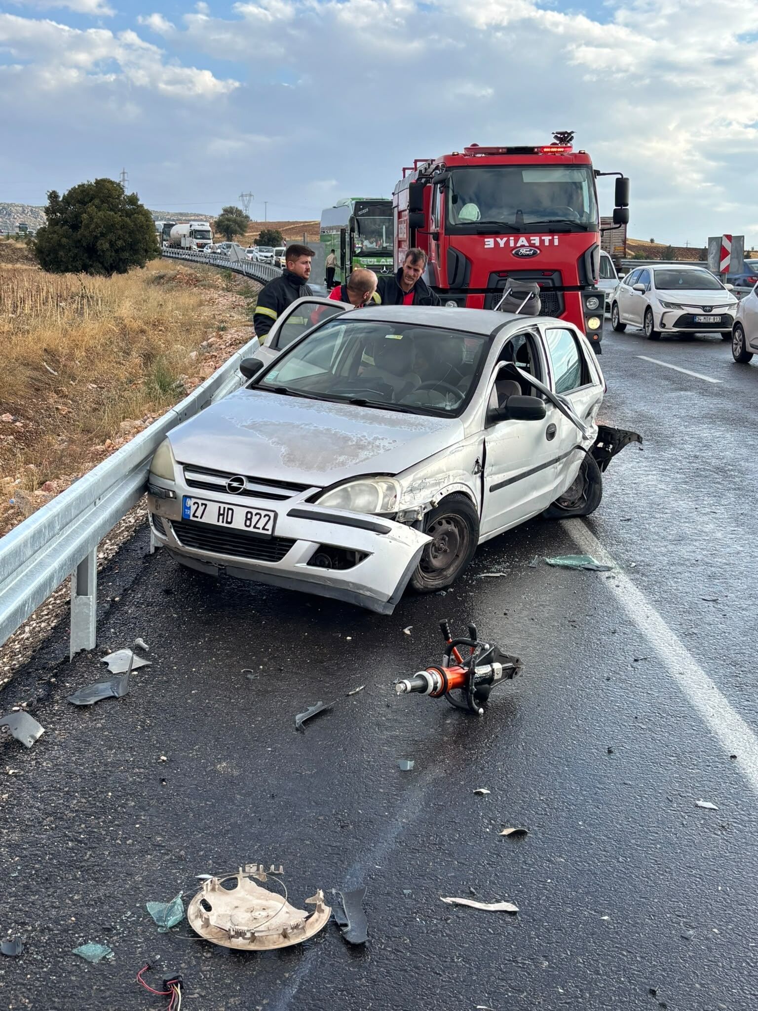 Zincirleme Kaza 4 Araç Birbirine Girdi, 4 Yaralı (1)